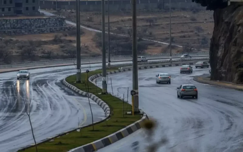 عاصفة مدمرة بالباحة.. تقرير يحذر من صواعق رعدية وانعدام تام للرؤية الأفقية